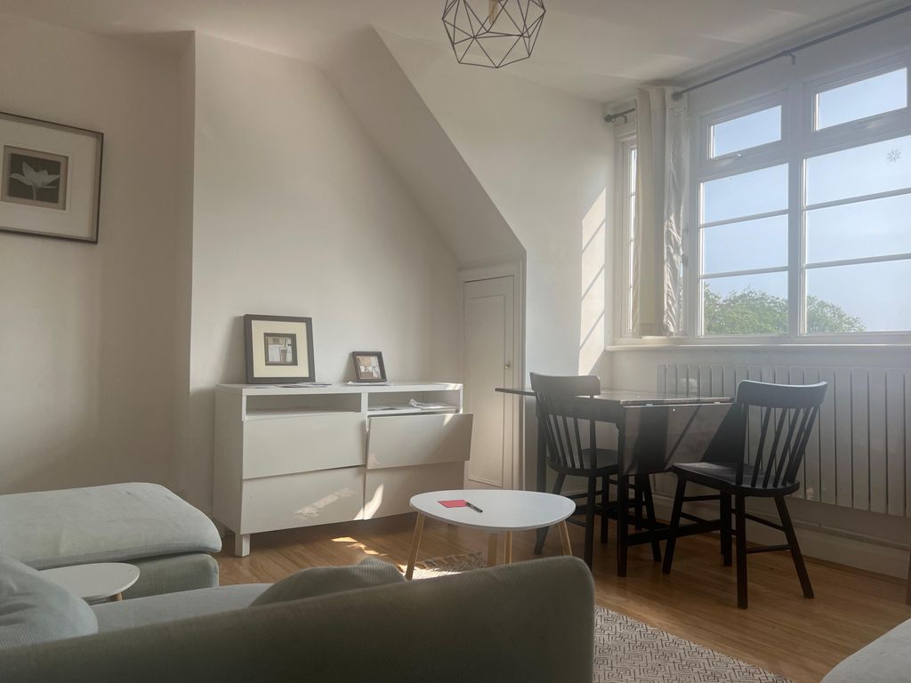 Property photo 1 of 6 Charming Two-Bedroom Apartment In Se6 - Perfect For Modern Living