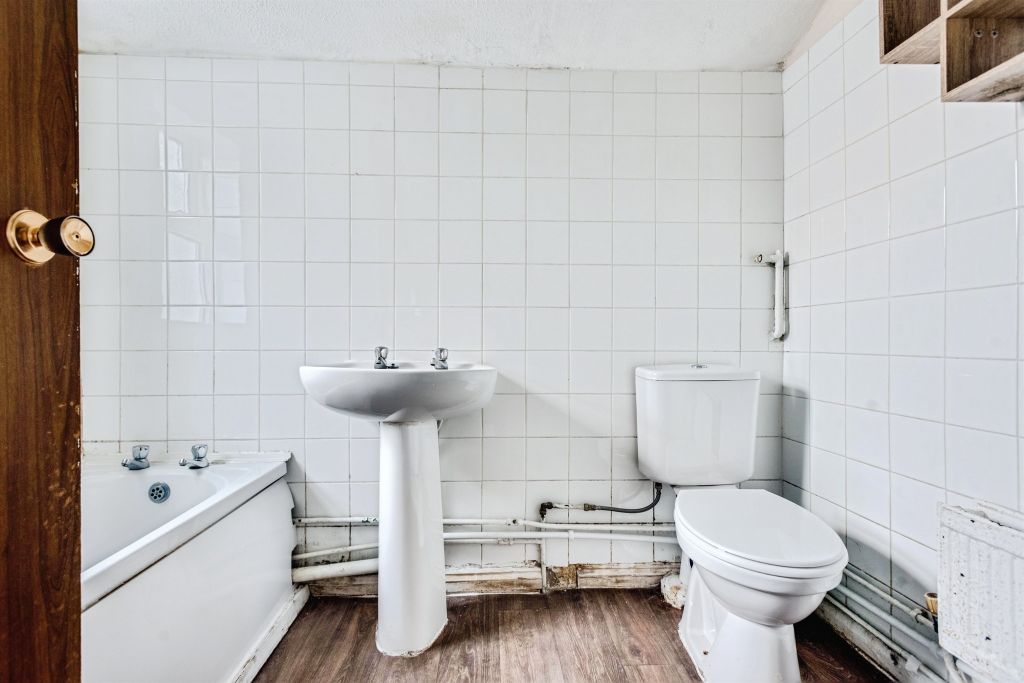 Property photo 2 of 9 Bathroom