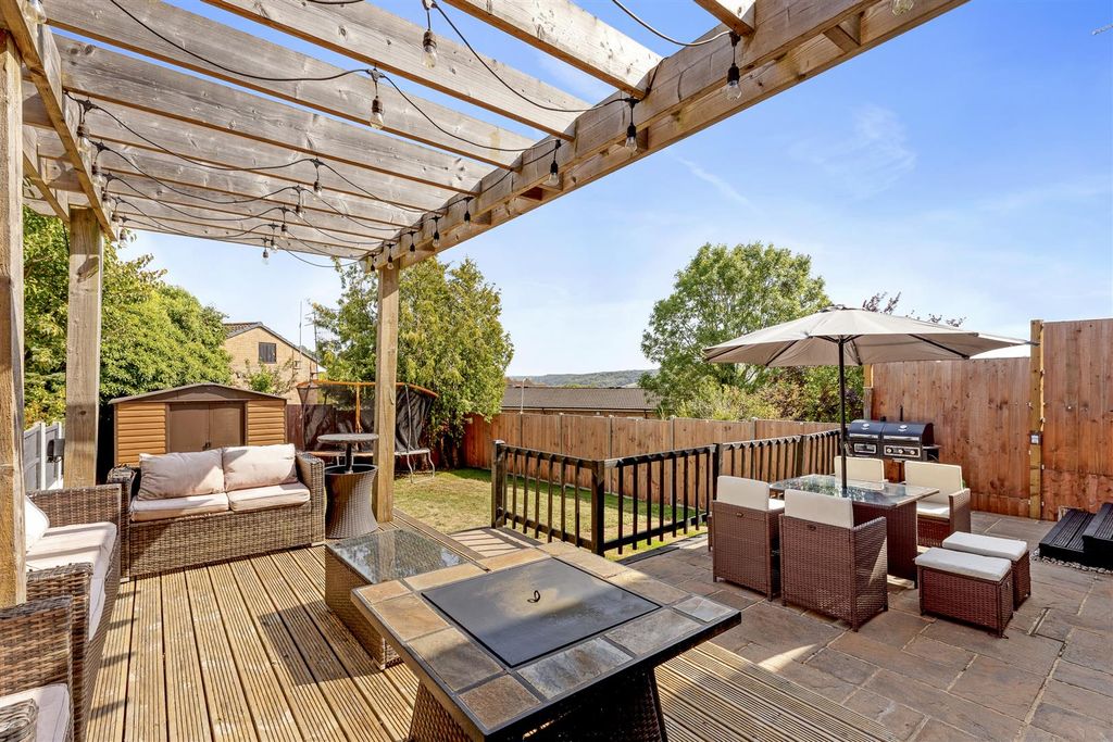 Property photo 2 of 15 27 Kendalls Close, Hp13 7Nn-12.Jpg