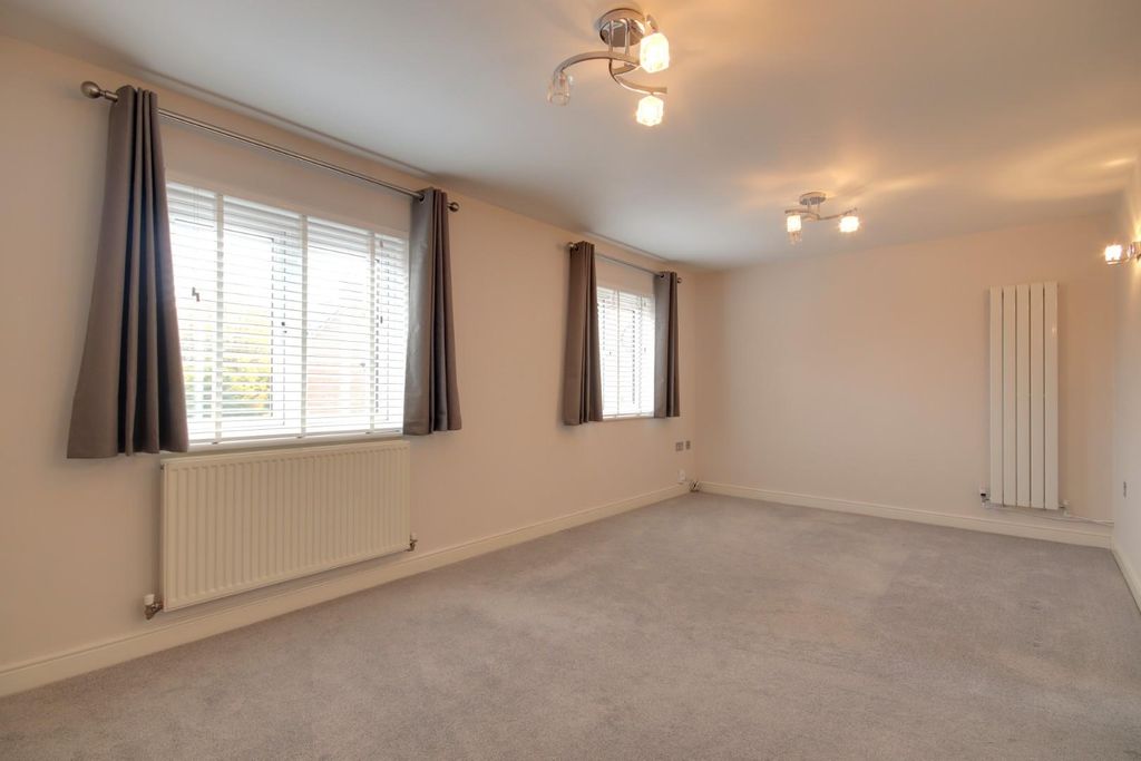 Property photo 3 of 10 Living Room