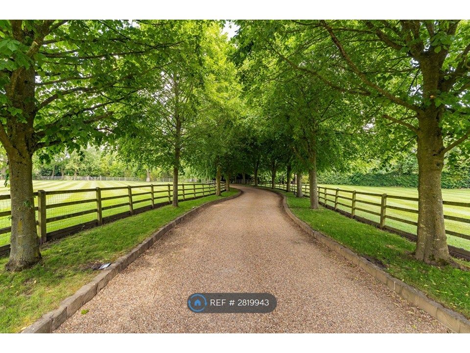 Property photo 3 of 16 Gated Private Driveway