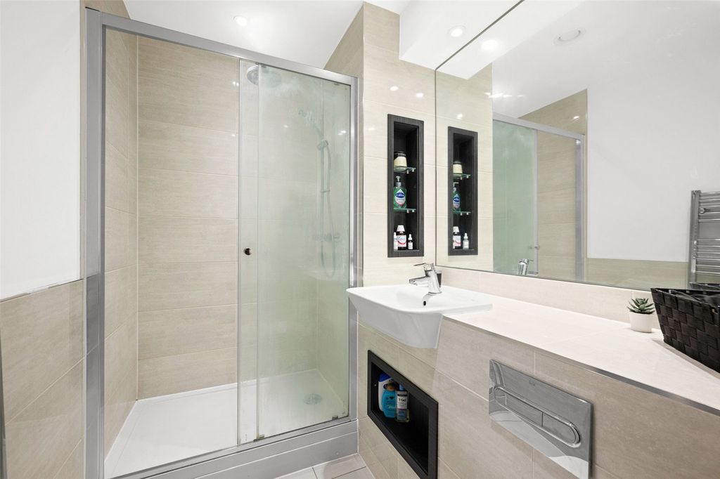 Property photo 3 of 14 Ensuite