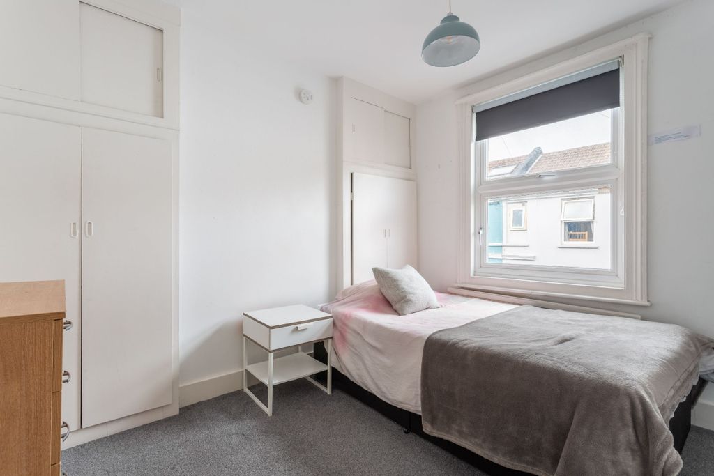 Property photo 2 of 25