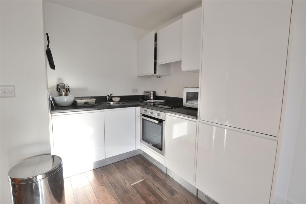 Property photo 3 of 6 Kitchen