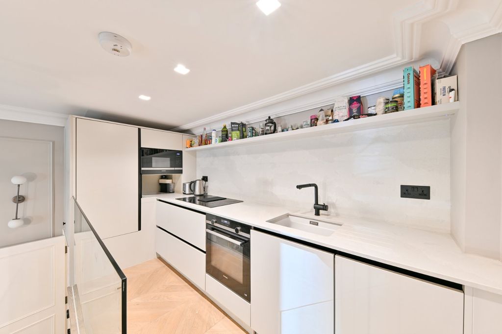 Property photo 3 of 9 Kitchen