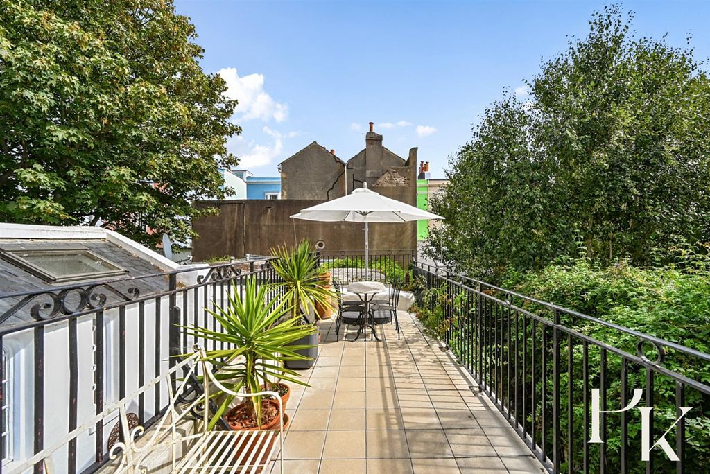 Property photo 3 of 28 Terrace