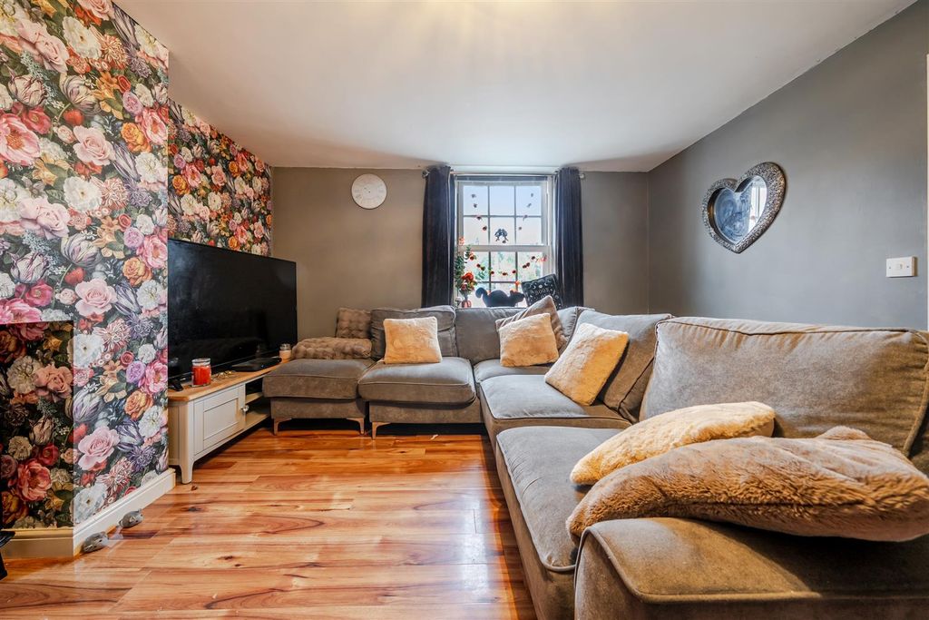 Property photo 3 of 10 1364672-6-68Ef6c4Aa8631.Jpg