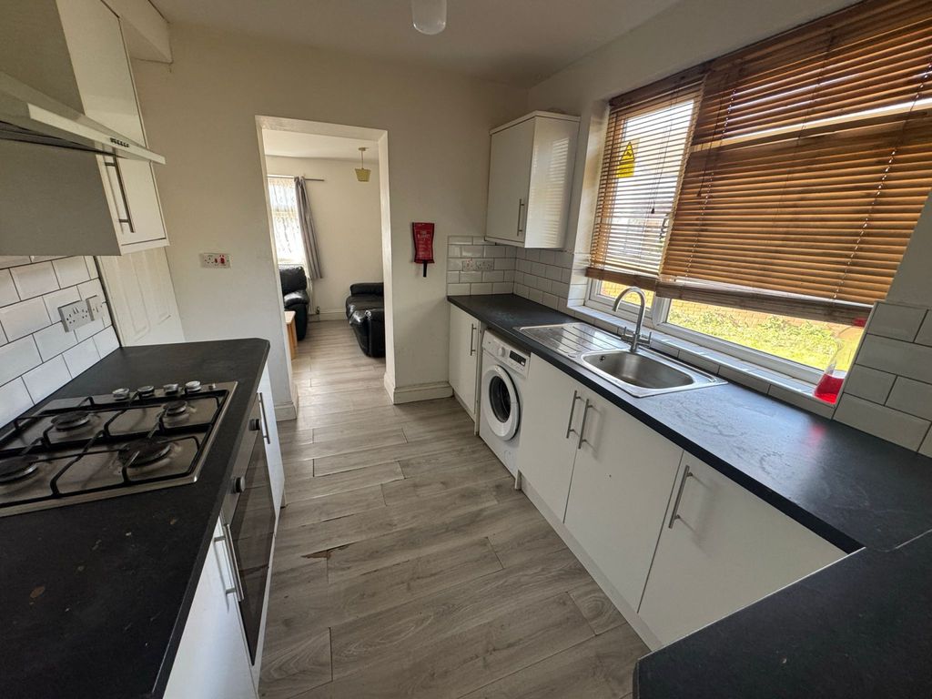 Property photo 1 of 14 6 Bed, 5 Bath, 2 Kitchen House For Company Let