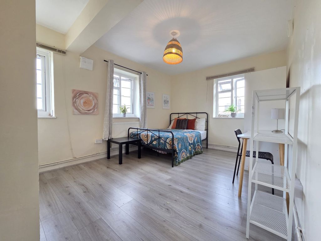 Property photo 3 of 27