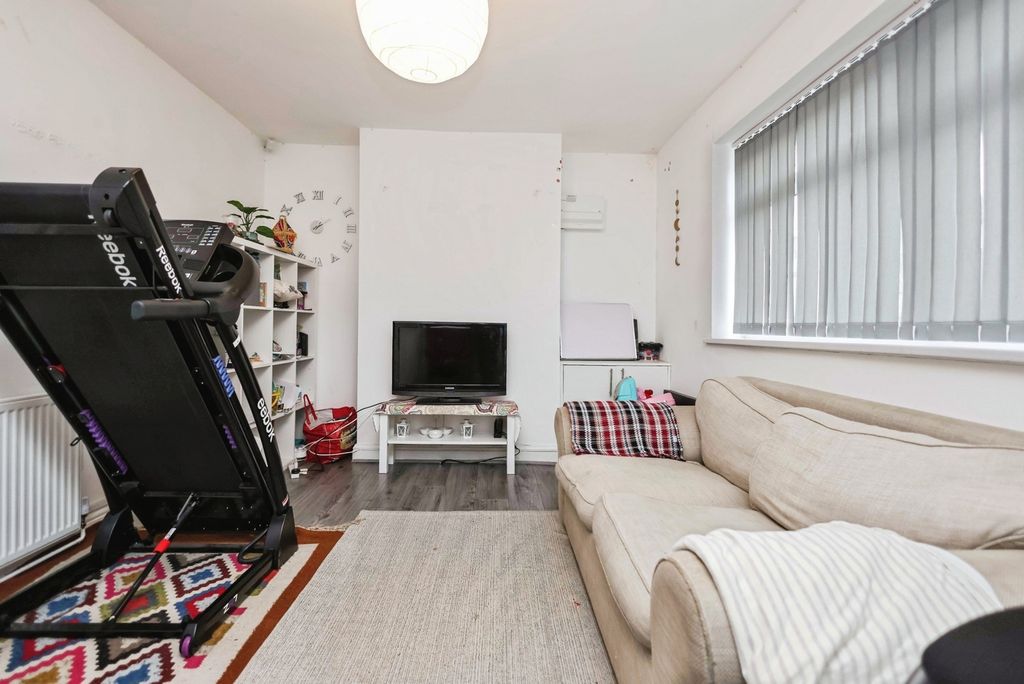 Property photo 2 of 18 Lounge