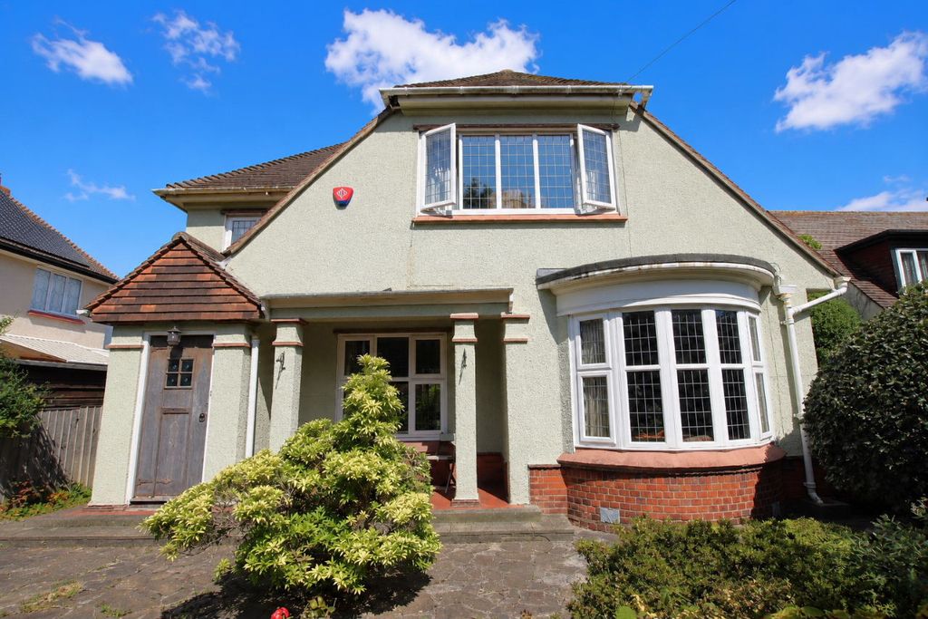Property photo 1 of 25 Lancaster Gardens East, Clacton On Sea