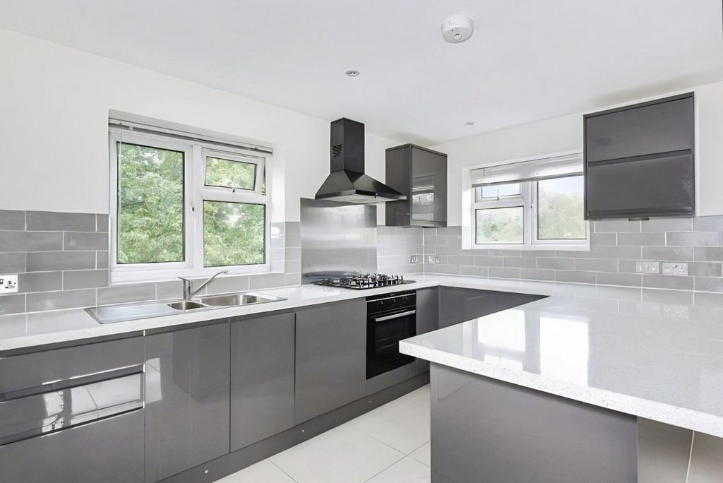Property photo 1 of 10 Kitchen