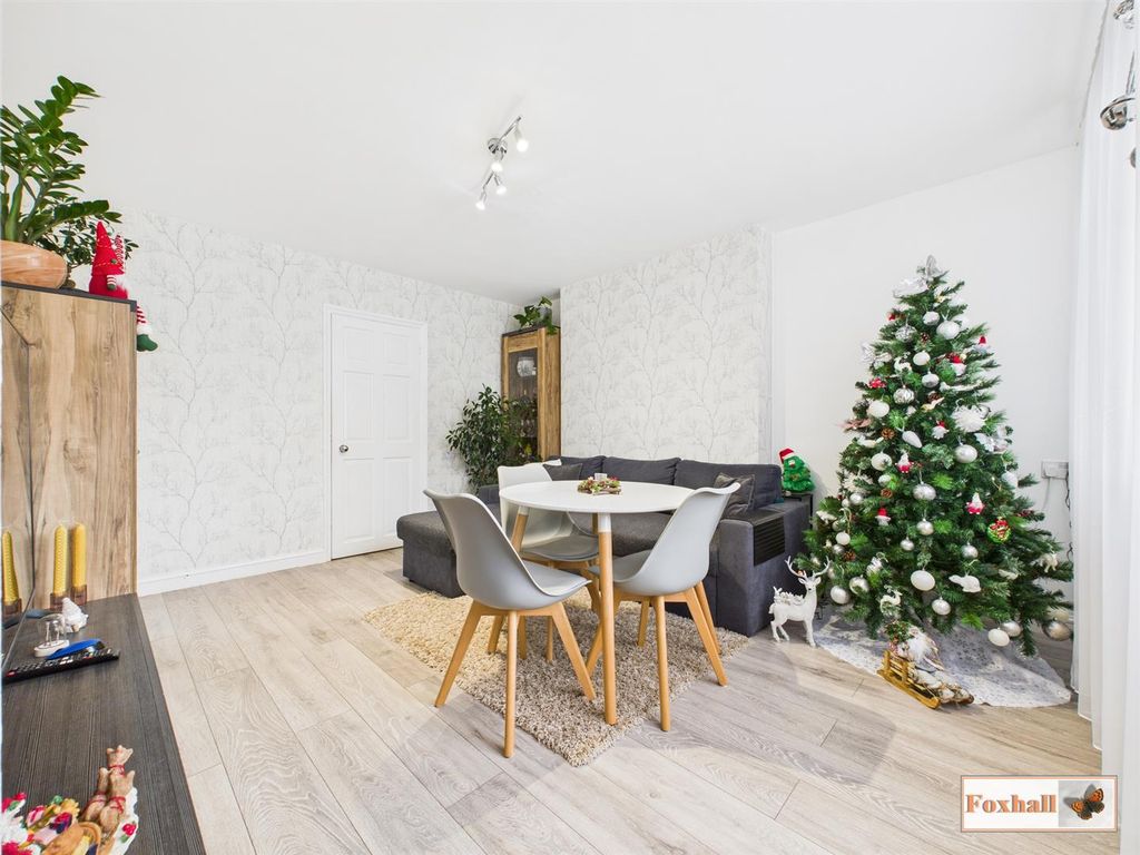 Property photo 3 of 16 Lounge