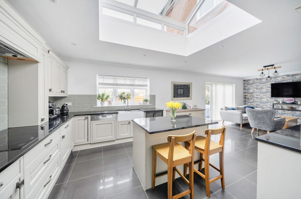 Property photo 3 of 18 1409785-20-69849c...