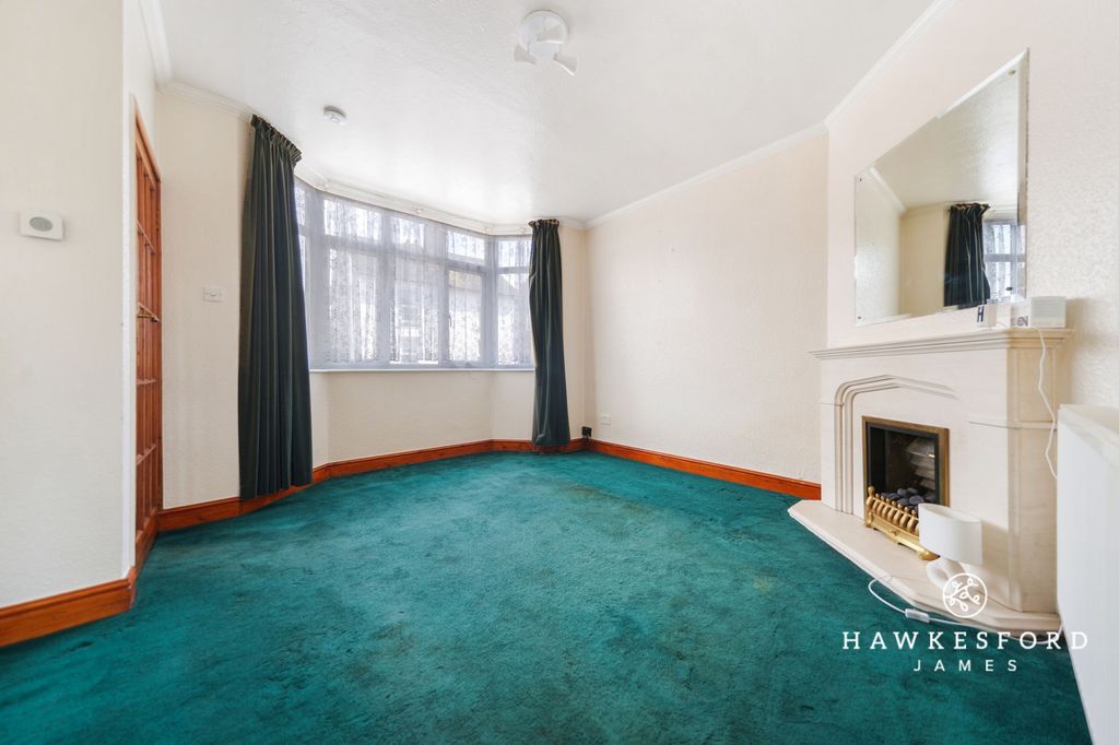 Property photo 3 of 10 West Lane, Sittingbourne - Lounge