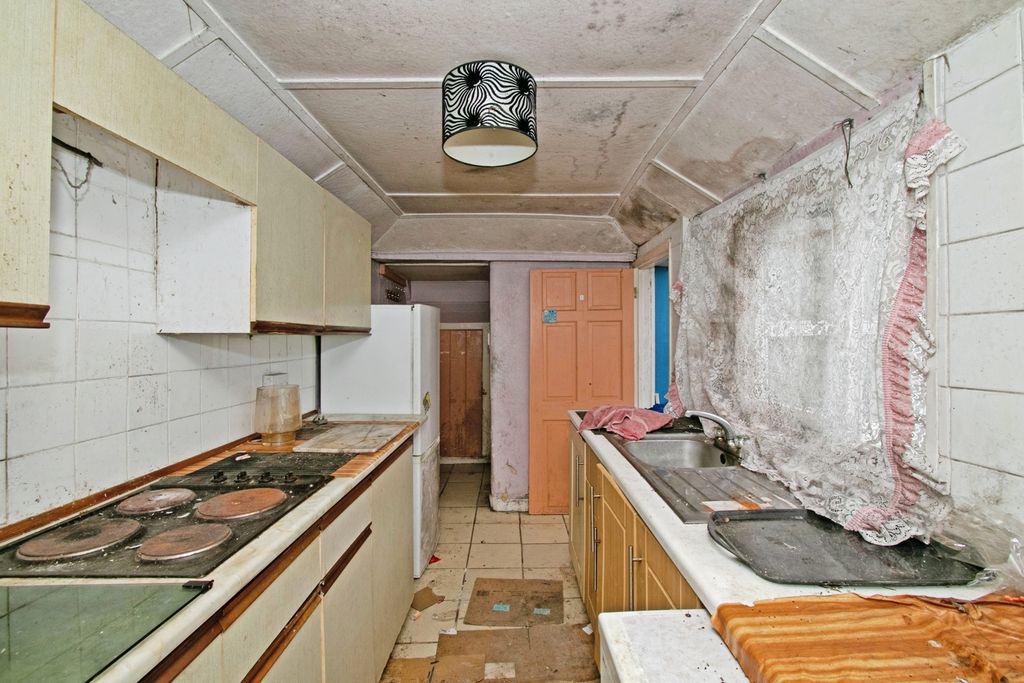 Property photo 3 of 13 Kitchen