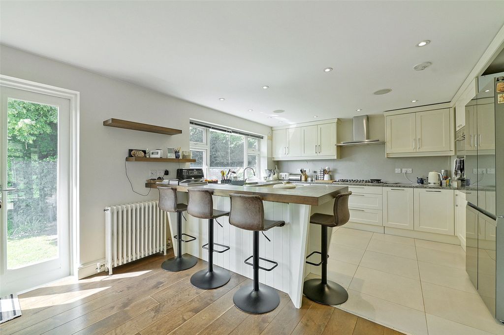 Property photo 3 of 10 Kitchen