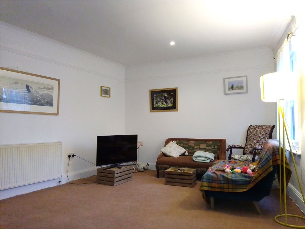 Property photo 3 of 8 Lounge
