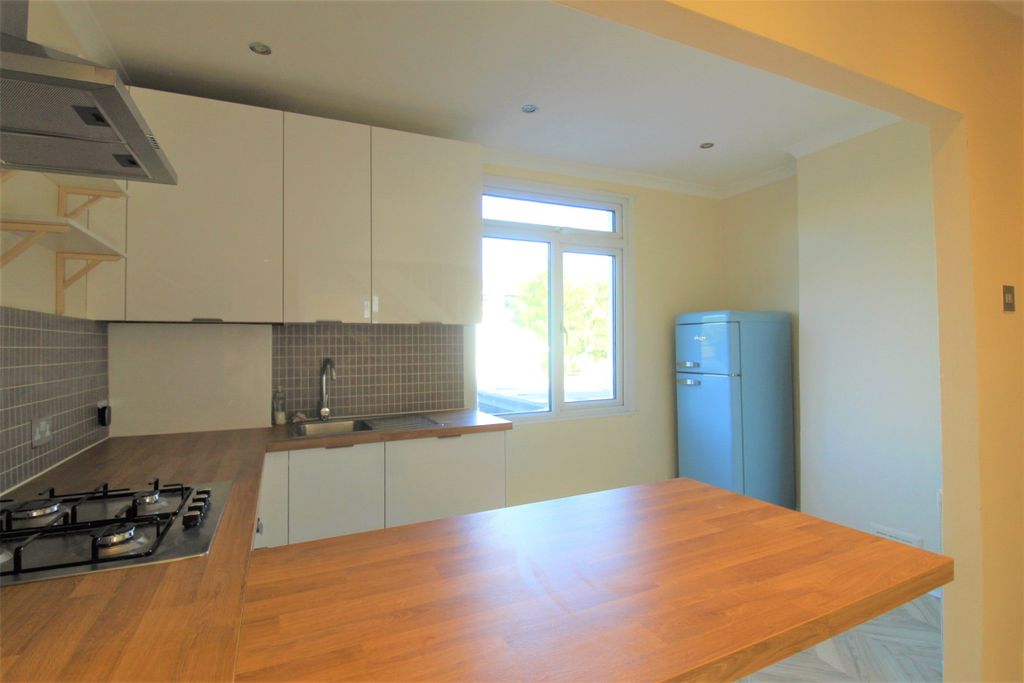 Property photo 2 of 7 Kitchen 2