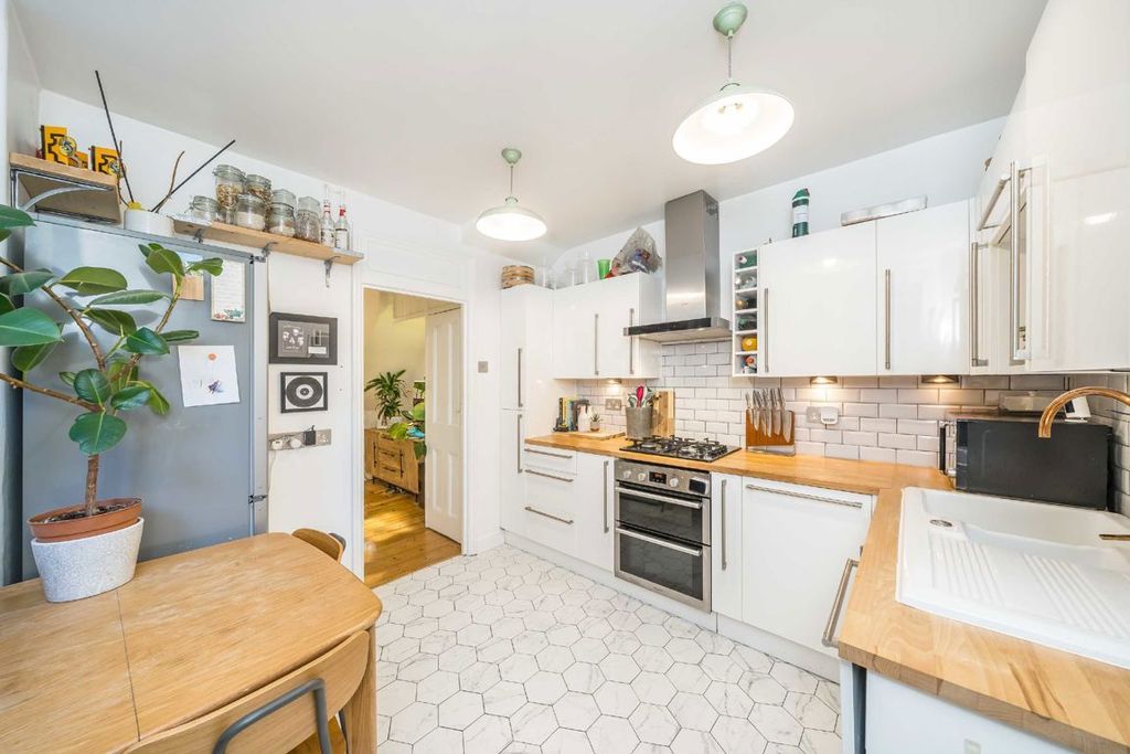 Property photo 3 of 6