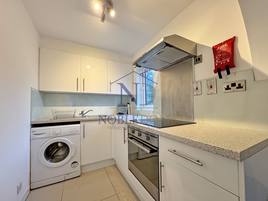 Property photo 1 of 7 Studio Flat In Chiswick