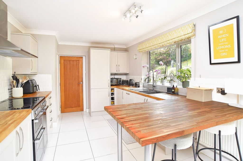 Property photo 2 of 33