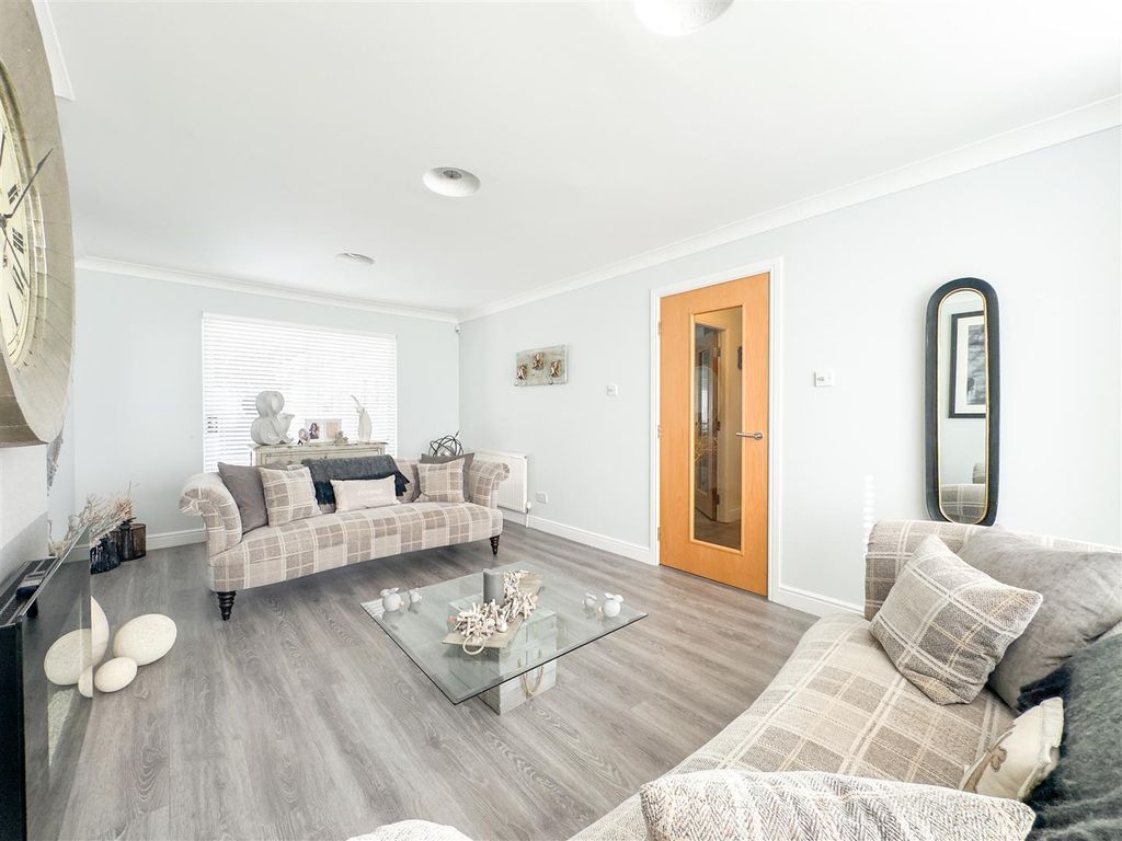 Property photo 3 of 36 Lounge