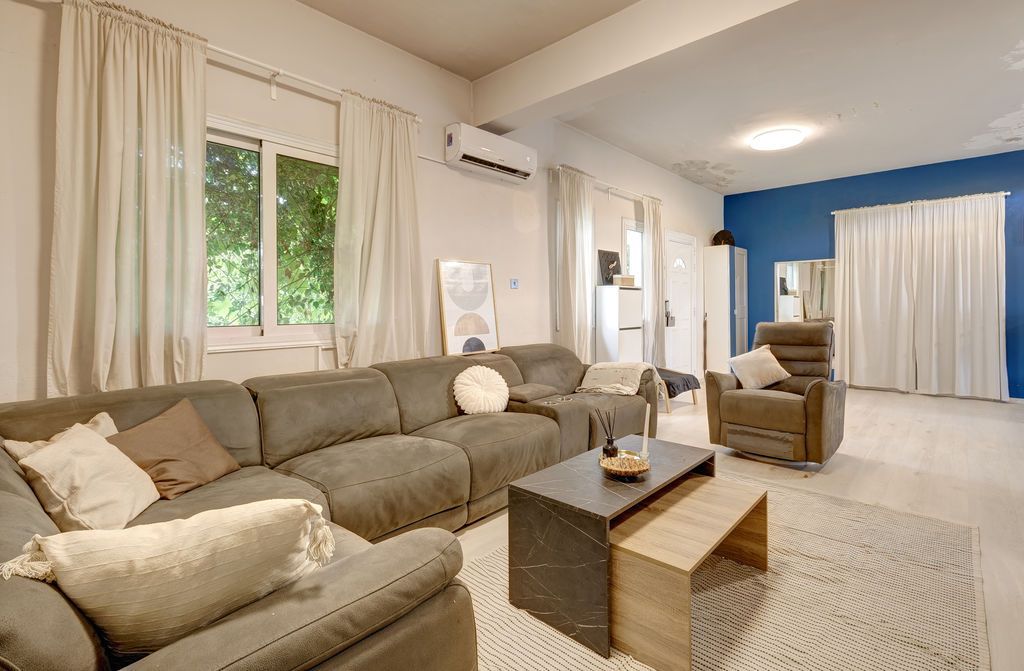 Property photo 3 of 16 Lounge