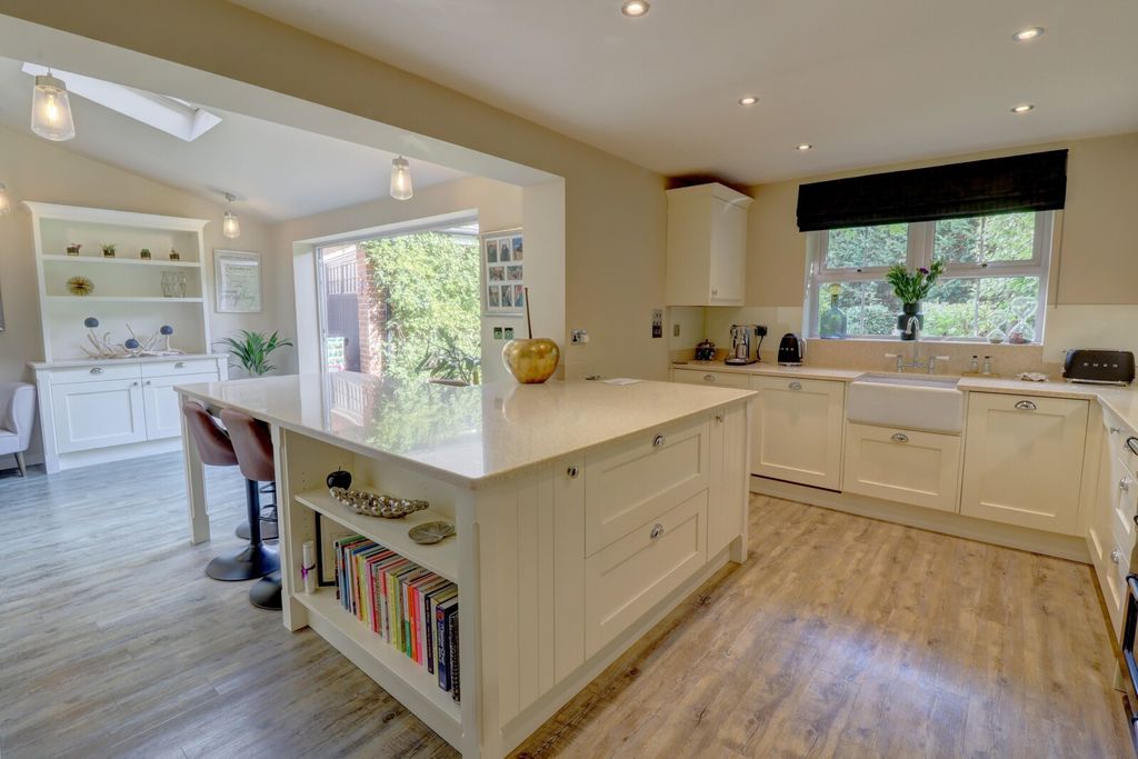 Property photo 2 of 28 Picture No. 14