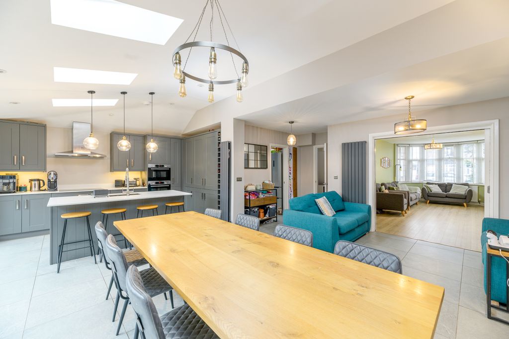 Property photo 2 of 35 11