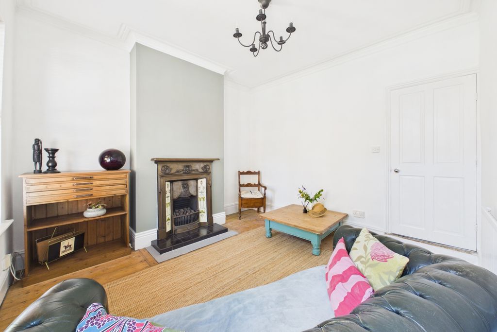 Property photo 3 of 14 Lounge