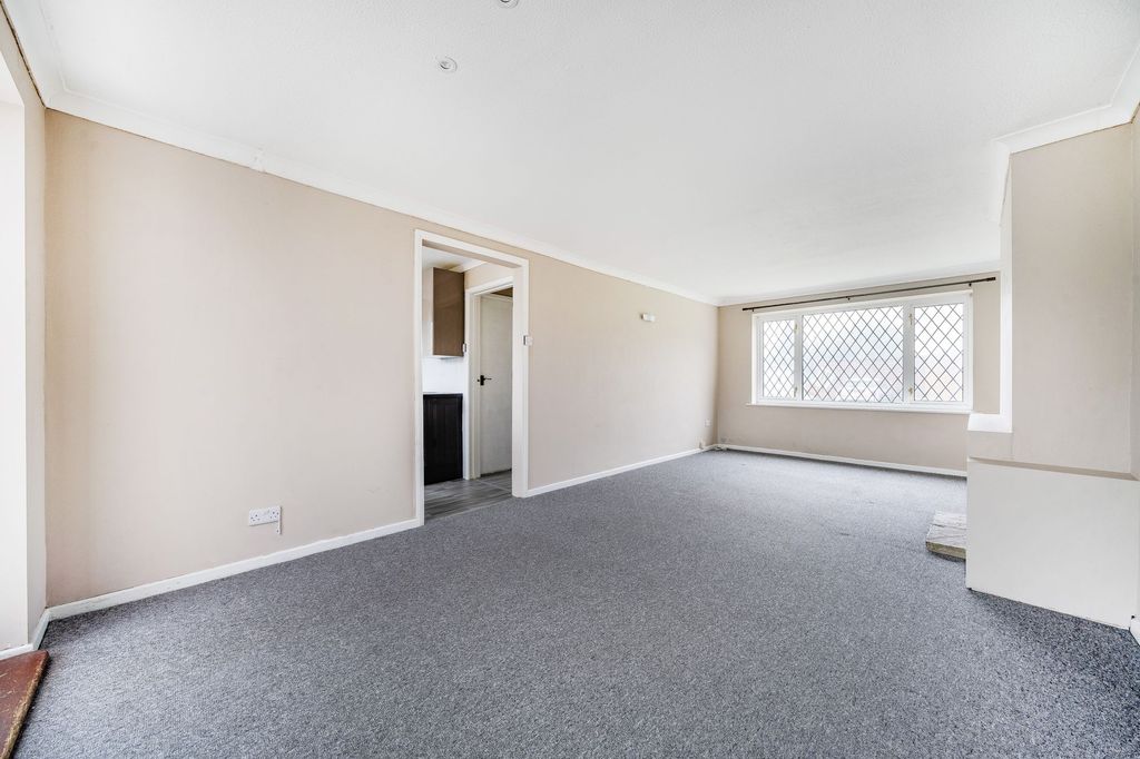 Property photo 3 of 11 Living Room