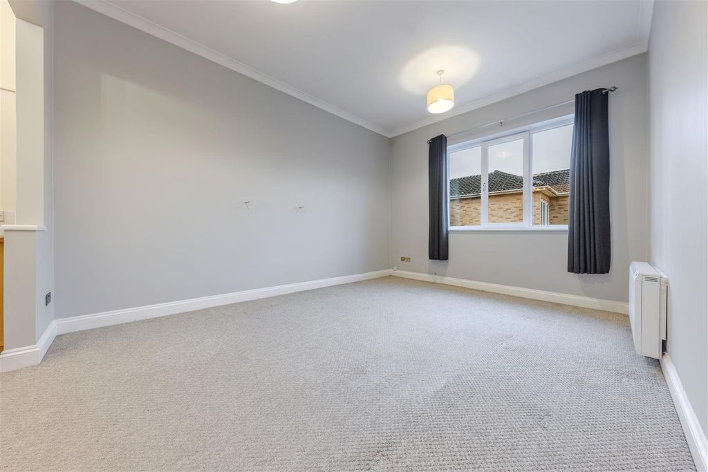 Property photo 3 of 12 Lounge