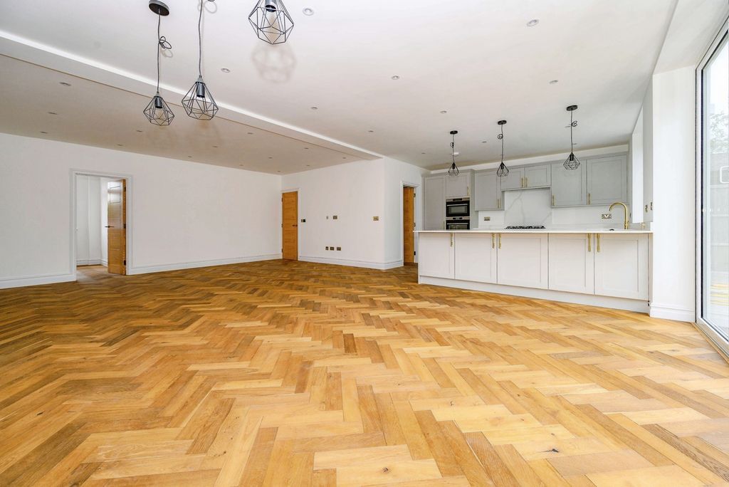 Property photo 3 of 27 Lounge/Kitchen/Dinin