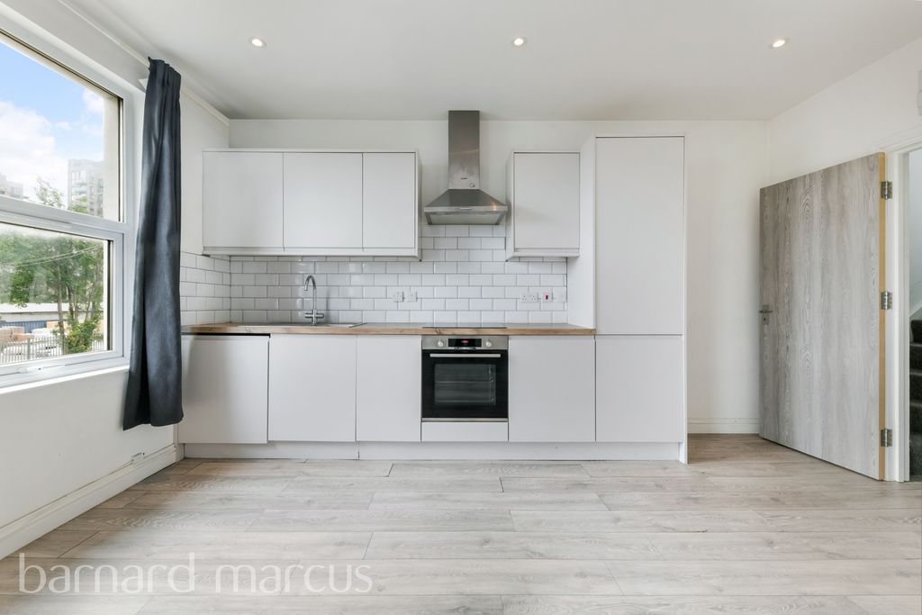 Property photo 2 of 10 Kitchen