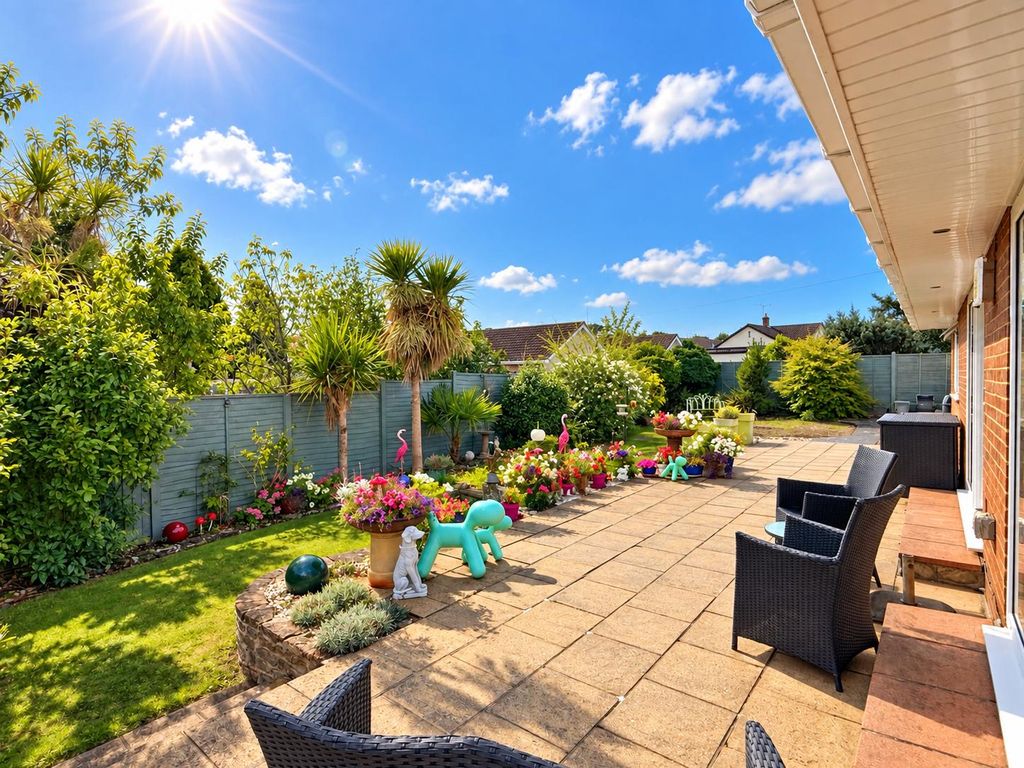 Property photo 2 of 17 Acacia Avenue Photos (9)