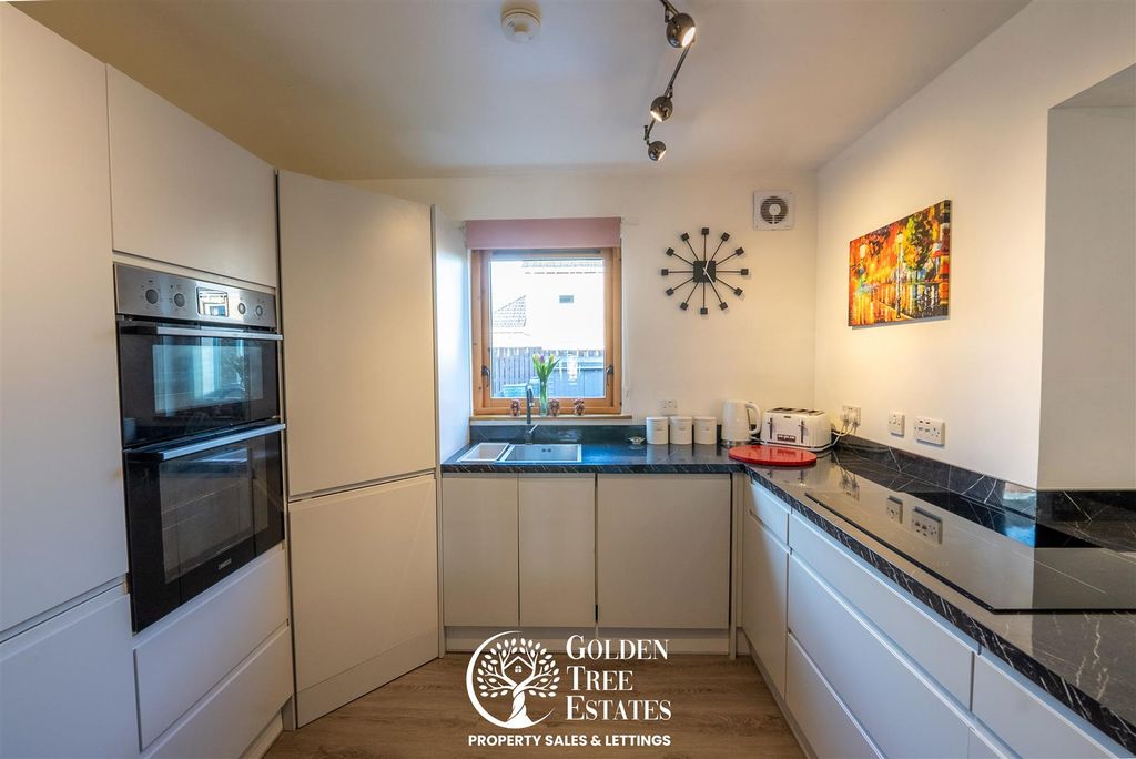 Property photo 2 of 25 Kitchen