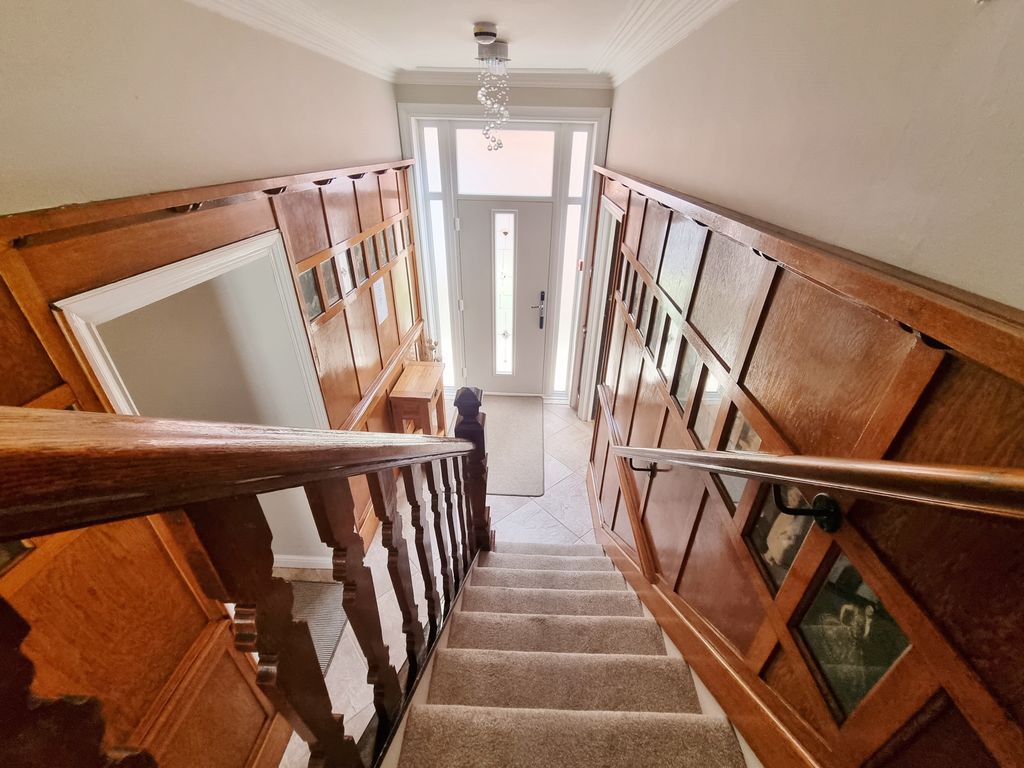 Property photo 3 of 36 Entrance Hall