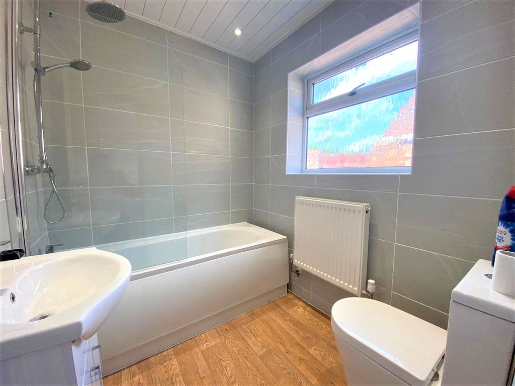 Property photo 2 of 17 Bathroom