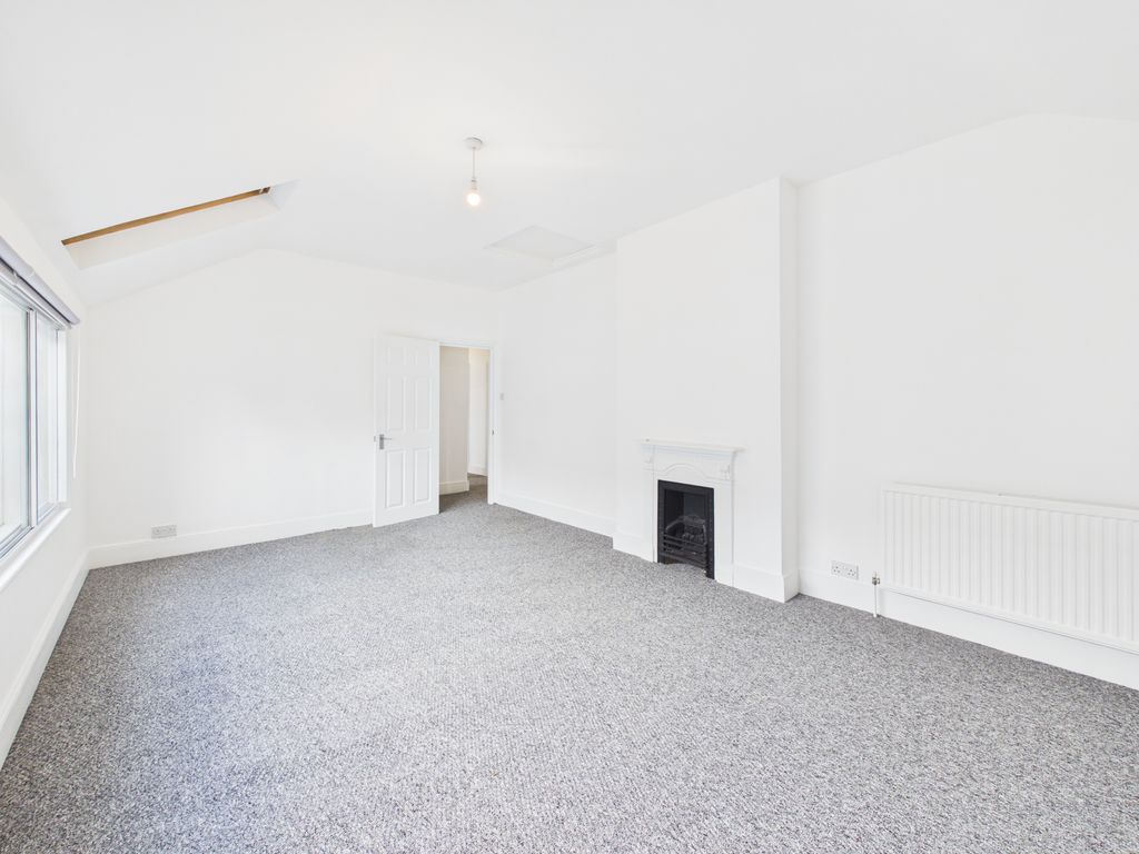 Property photo 3 of 12 Cam03519G0-Pr0547-Still004