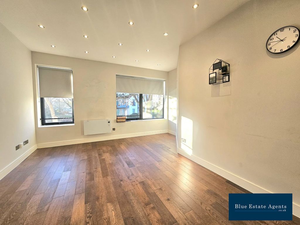 Property photo 3 of 11 Lounge