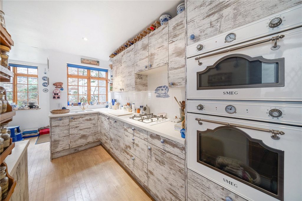 Property photo 3 of 11 Kitchen