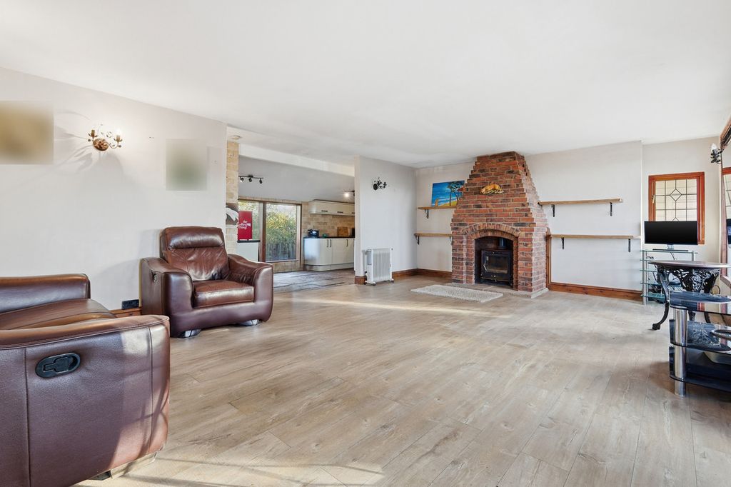 Property photo 2 of 27