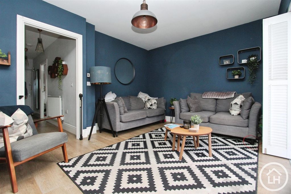 Property photo 3 of 16 Lounge