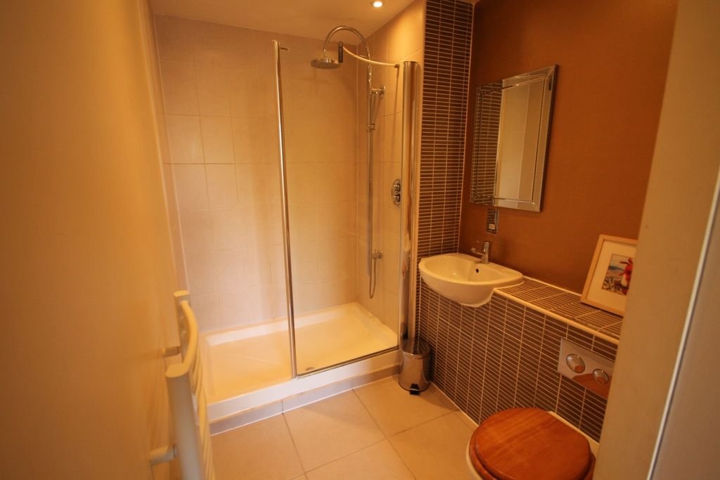 Property photo 3 of 7 En-Suite Shower/WC