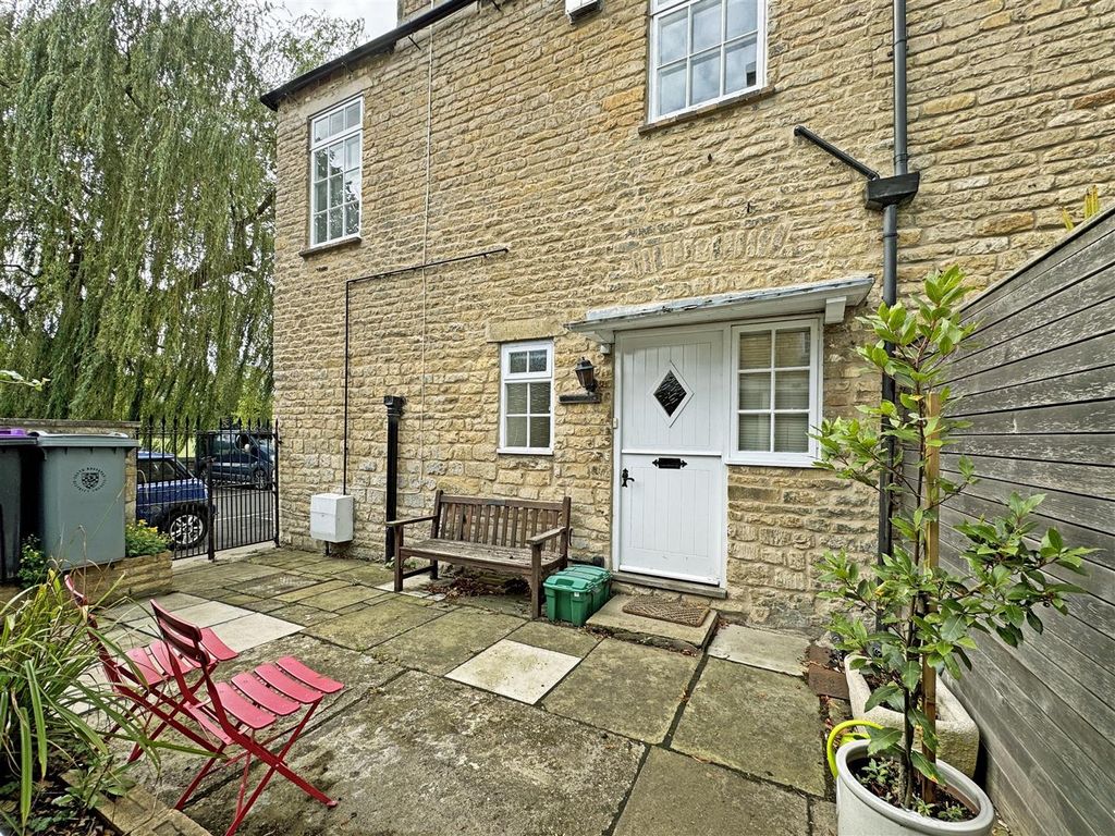 Property photo 2 of 10 Bath Row, Stamford