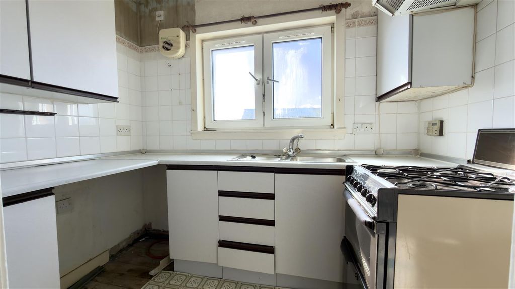 Property photo 3 of 9 Kitchen