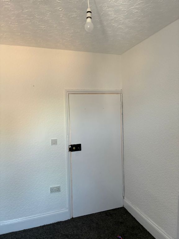 Property photo 3 of 8 1000075736