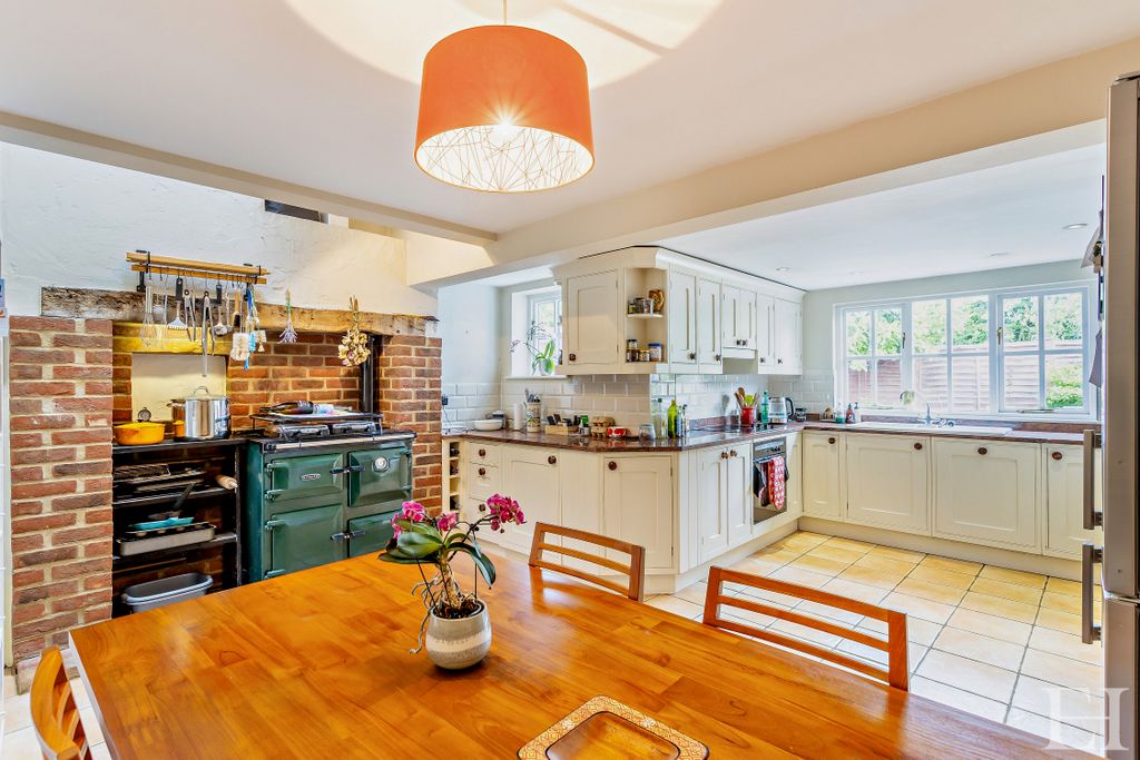 Property photo 3 of 27 8649461-Interiorwm10-800