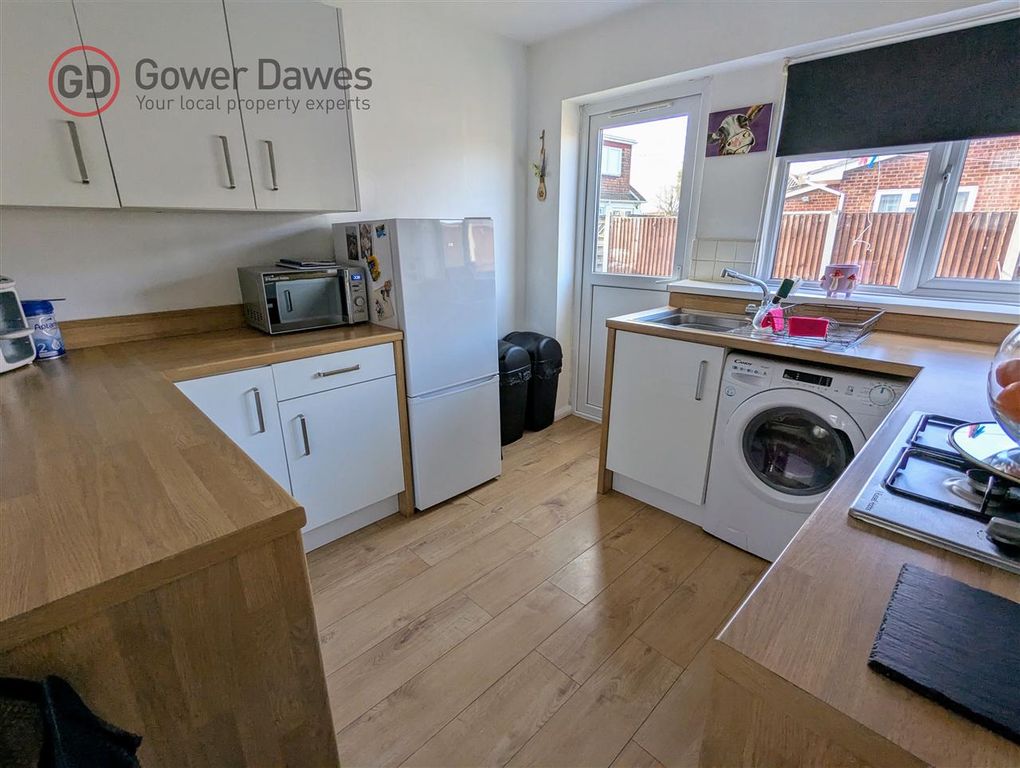 Property photo 3 of 9 Kitchen